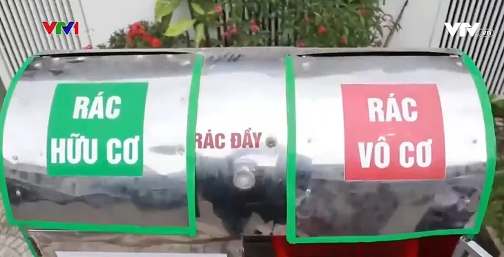 Ấn tượng thùng rác thông minh do học sinh Việt chế tạo - Ảnh 2. Ấn tượng thùng rác thông minh do học sinh Việt chế tạo - Ảnh 2.