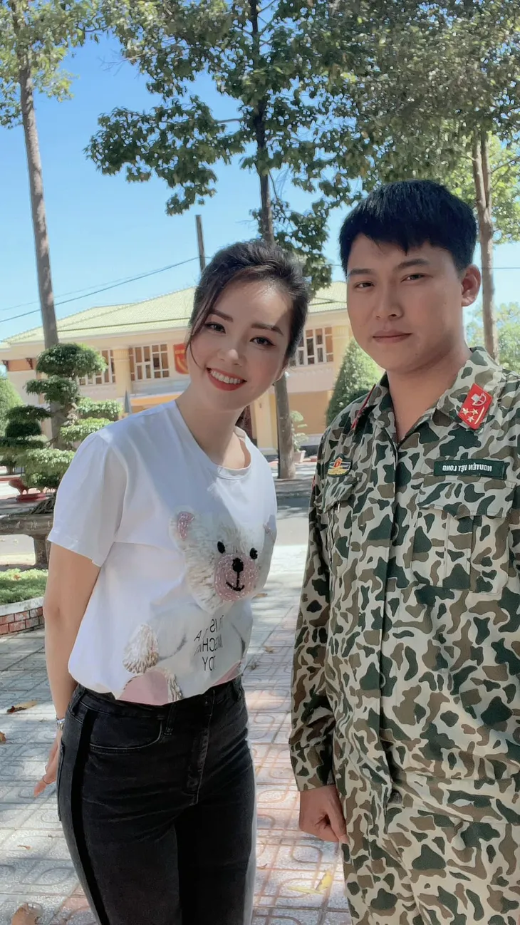 Mũi trưởng Long của Sao nhập ngũ vượt thử thách đi giày cao gót - Ảnh 2. Mũi trưởng Long của Sao nhập ngũ vượt thử thách đi giày cao gót - Ảnh 2.