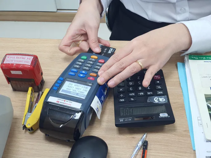 Ngăn chặn giao dịch thẻ ngân hàng liên quan đến cá độ, cờ bạc - Ảnh 1. Ngăn chặn giao dịch thẻ ngân hàng liên quan đến cá độ, cờ bạc - Ảnh 1.