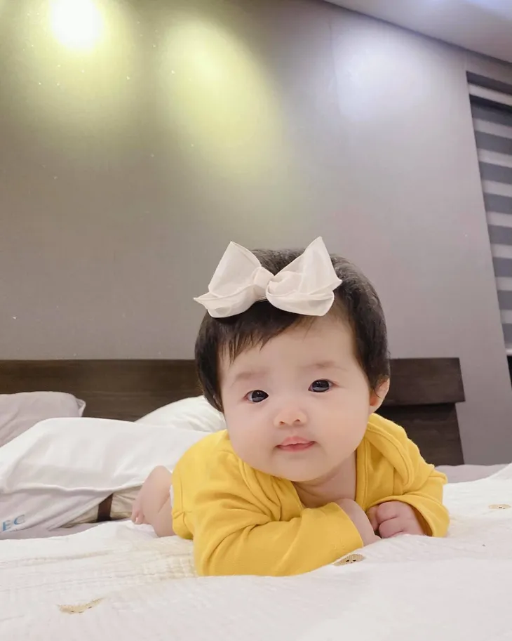 Đông Nhi - Ông Cao Thắng tiết lộ ảnh cận mặt của con gái - Ảnh 2. Đông Nhi - Ông Cao Thắng tiết lộ ảnh cận mặt của con gái - Ảnh 2.