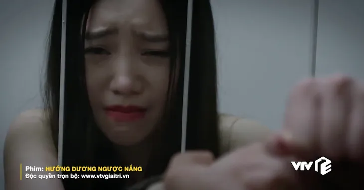 Hướng dương ngược nắng - Tập 13: Minh (Thu Trang) lộ rõ sự nguy hiểm, đừng hòng ai động đến mình và người thân - Ảnh 4. Hướng dương ngược nắng - Tập 13: Minh (Thu Trang) lộ rõ sự nguy hiểm, đừng hòng ai động đến mình và người thân - Ảnh 4.