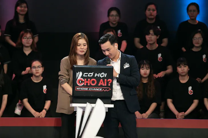 Cơ hội cho ai: Xuất hiện tân binh khiến sếp Quyền tặng 10 nghìn cổ phiếu trên truyền hình - Ảnh 2. Cơ hội cho ai: Xuất hiện tân binh khiến sếp Quyền tặng 10 nghìn cổ phiếu trên truyền hình - Ảnh 2.