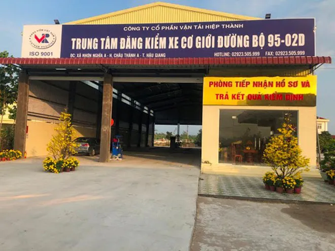 Bỏ lọt xe không đủ tiêu chuẩn, một trung tâm đăng kiểm bị đình chỉ hoạt động - Ảnh 1. Bỏ lọt xe không đủ tiêu chuẩn, một trung tâm đăng kiểm bị đình chỉ hoạt động - Ảnh 1.