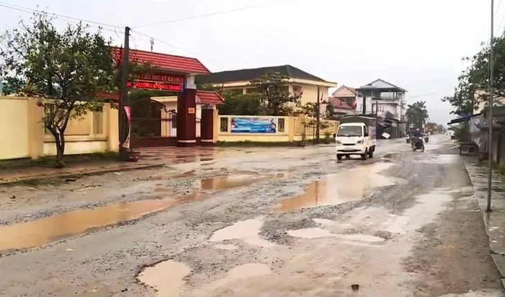 Hàng trăm ổ voi, ổ gà bẫy người đi đường - Ảnh 1.