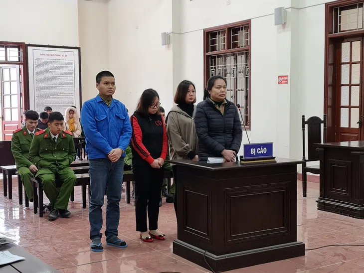Nguyên cán bộ Thanh tra tỉnh Hòa Bình hầu tòa lần 3, lĩnh thêm 15 năm tù - Ảnh 1. Nguyên cán bộ Thanh tra tỉnh Hòa Bình hầu tòa lần 3, lĩnh thêm 15 năm tù - Ảnh 1.