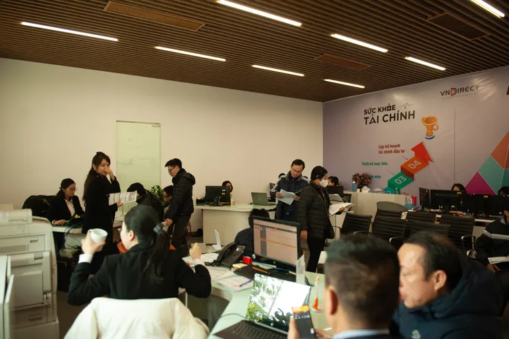 Tắc nghẽn tại các điểm giao dịch khi nhà đầu tư đổ đi mở tài khoản chứng khoán - Ảnh 2. Tắc nghẽn tại các điểm giao dịch khi nhà đầu tư đổ đi mở tài khoản chứng khoán - Ảnh 2.