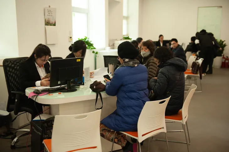 Tắc nghẽn tại các điểm giao dịch khi nhà đầu tư đổ đi mở tài khoản chứng khoán - Ảnh 7. Tắc nghẽn tại các điểm giao dịch khi nhà đầu tư đổ đi mở tài khoản chứng khoán - Ảnh 7.