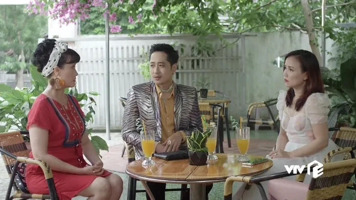 Hướng dương ngược nắng - Tập 14: Minh khốn khổ lo mẹ sập bẫy phi công, Trí điếng người nhận cái tát trời giáng - Ảnh 1. Hướng dương ngược nắng - Tập 14: Minh khốn khổ lo mẹ sập bẫy phi công, Trí điếng người nhận cái tát trời giáng - Ảnh 1.