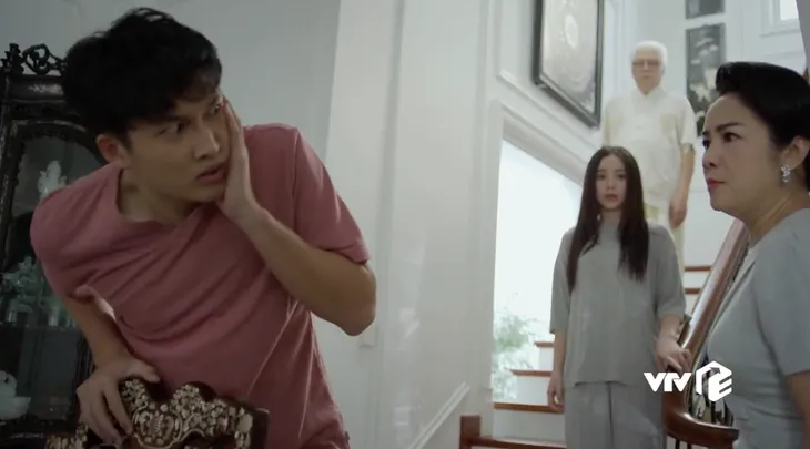 Hướng dương ngược nắng - Tập 14: Minh khốn khổ lo mẹ sập bẫy phi công, Trí điếng người nhận cái tát trời giáng - Ảnh 19. Hướng dương ngược nắng - Tập 14: Minh khốn khổ lo mẹ sập bẫy phi công, Trí điếng người nhận cái tát trời giáng - Ảnh 19.