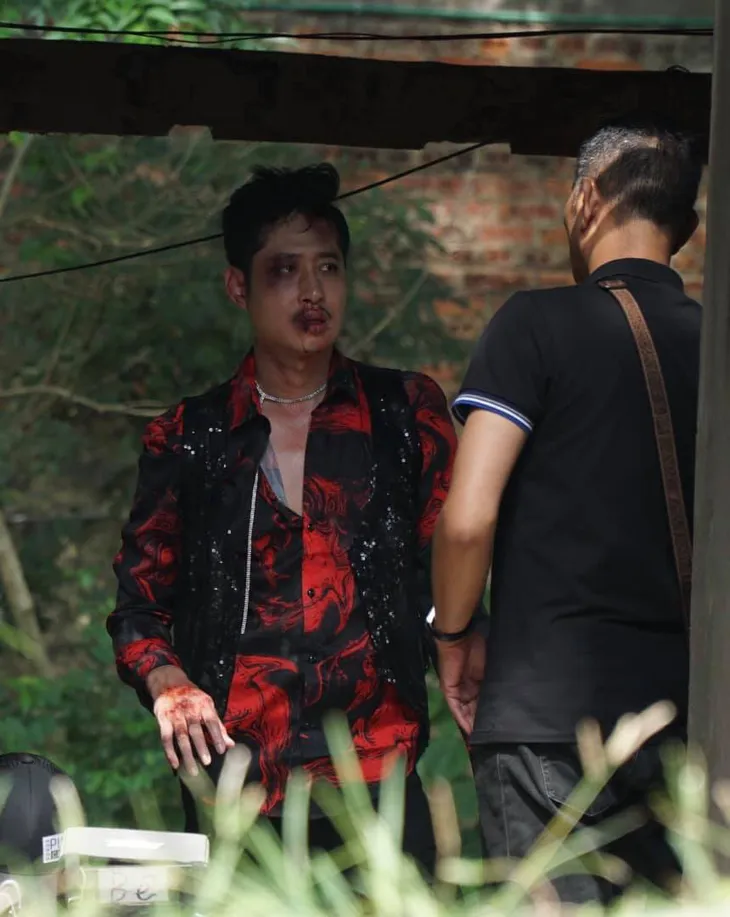 Hướng dương ngược nắng: Bật cười hậu trường Hải bóng (Mạnh Hưng) bị đánh bầm dập - Ảnh 2. Hướng dương ngược nắng: Bật cười hậu trường Hải bóng (Mạnh Hưng) bị đánh bầm dập - Ảnh 2.