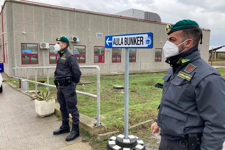 Italy mở phiên tòa xét xử mafia lớn nhất trong hơn 3 thập kỷ qua - Ảnh 2. Italy mở phiên tòa xét xử mafia lớn nhất trong hơn 3 thập kỷ qua - Ảnh 2.