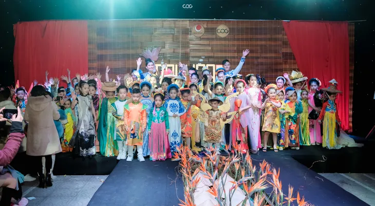 Mãn nhãn màn trình diễn các BST thời trang nhí tại show Tinh hoa hội tụ - Ảnh 9. Mãn nhãn màn trình diễn các BST thời trang nhí tại show Tinh hoa hội tụ - Ảnh 9.