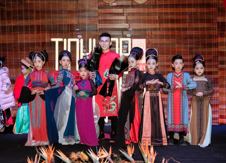 Mãn nhãn màn trình diễn các BST thời trang nhí tại show Tinh hoa hội tụ - Ảnh 4. Mãn nhãn màn trình diễn các BST thời trang nhí tại show Tinh hoa hội tụ - Ảnh 4.