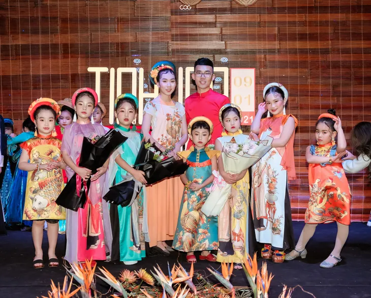 Mãn nhãn màn trình diễn các BST thời trang nhí tại show Tinh hoa hội tụ - Ảnh 8. Mãn nhãn màn trình diễn các BST thời trang nhí tại show Tinh hoa hội tụ - Ảnh 8.