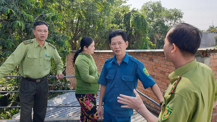 Bắn thuốc mê di dời đàn khỉ đuôi dài đại náo trong khu dân cư - Ảnh 4. Bắn thuốc mê di dời đàn khỉ đuôi dài đại náo trong khu dân cư - Ảnh 4.