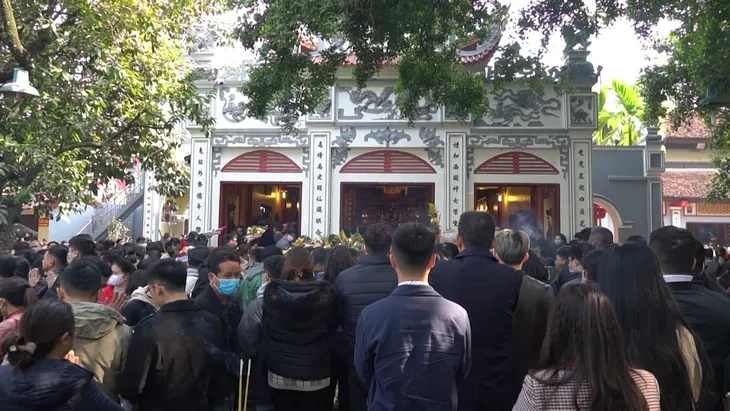 Lễ Phủ Tây Hồ, nhiều người quên đeo khẩu trang phòng dịch - Ảnh 3. Lễ Phủ Tây Hồ, nhiều người quên đeo khẩu trang phòng dịch - Ảnh 3.