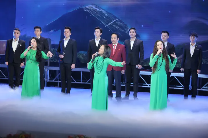 Nhà hát Ca múa nhạc Việt Nam vinh dự đón nhận danh hiệu Anh hùng Lao động thời kỳ đổi mới - Ảnh 13. Nhà hát Ca múa nhạc Việt Nam vinh dự đón nhận danh hiệu Anh hùng Lao động thời kỳ đổi mới - Ảnh 13.