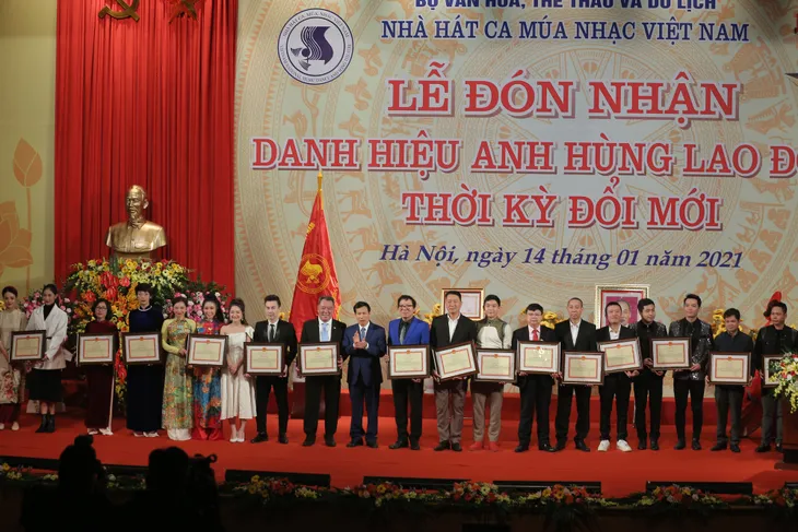 Nhà hát Ca múa nhạc Việt Nam vinh dự đón nhận danh hiệu Anh hùng Lao động thời kỳ đổi mới - Ảnh 8. Nhà hát Ca múa nhạc Việt Nam vinh dự đón nhận danh hiệu Anh hùng Lao động thời kỳ đổi mới - Ảnh 8.