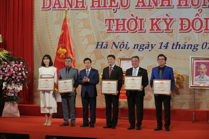 Nhà hát Ca múa nhạc Việt Nam vinh dự đón nhận danh hiệu Anh hùng Lao động thời kỳ đổi mới - Ảnh 7. Nhà hát Ca múa nhạc Việt Nam vinh dự đón nhận danh hiệu Anh hùng Lao động thời kỳ đổi mới - Ảnh 7.