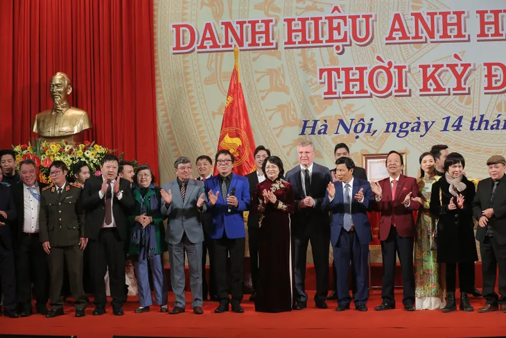 Nhà hát Ca múa nhạc Việt Nam vinh dự đón nhận danh hiệu Anh hùng Lao động thời kỳ đổi mới - Ảnh 5. Nhà hát Ca múa nhạc Việt Nam vinh dự đón nhận danh hiệu Anh hùng Lao động thời kỳ đổi mới - Ảnh 5.