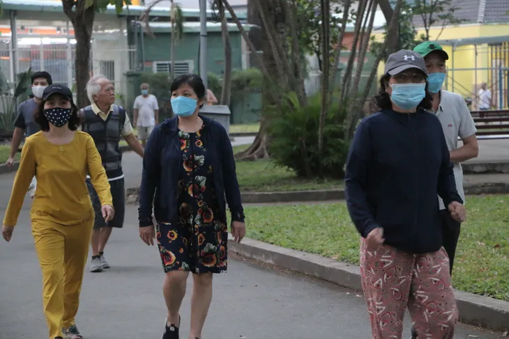 TP Hồ Chí Minh trở lạnh, nhiều người mặc áo ấm khi ra đường - Ảnh 1. TP Hồ Chí Minh trở lạnh, nhiều người mặc áo ấm khi ra đường - Ảnh 1.