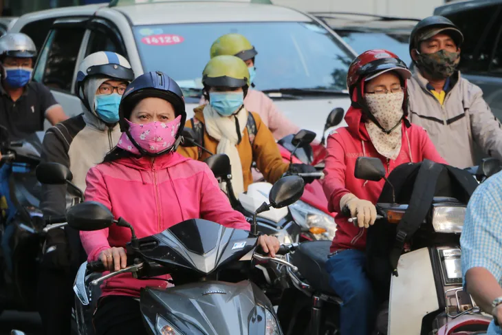 TP Hồ Chí Minh trở lạnh, nhiều người mặc áo ấm khi ra đường - Ảnh 7. TP Hồ Chí Minh trở lạnh, nhiều người mặc áo ấm khi ra đường - Ảnh 7.