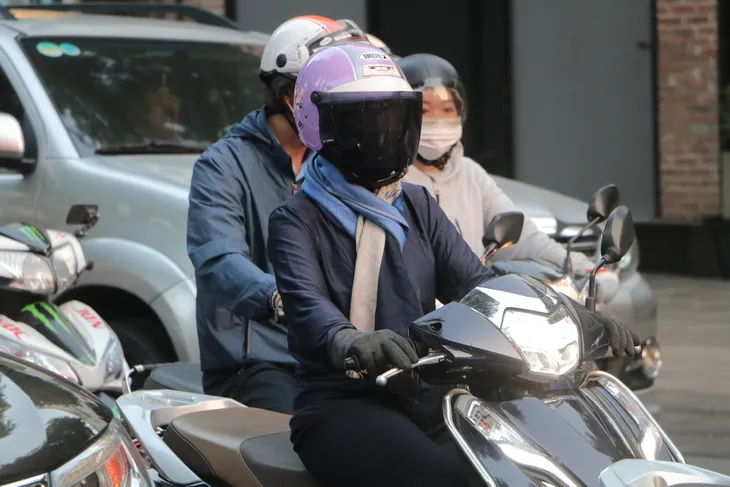 TP Hồ Chí Minh trở lạnh, nhiều người mặc áo ấm khi ra đường - Ảnh 2. TP Hồ Chí Minh trở lạnh, nhiều người mặc áo ấm khi ra đường - Ảnh 2.