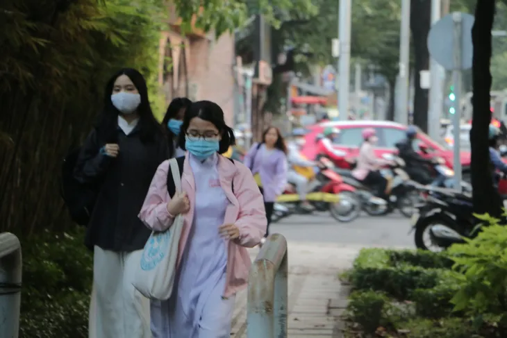 TP Hồ Chí Minh trở lạnh, nhiều người mặc áo ấm khi ra đường - Ảnh 3. TP Hồ Chí Minh trở lạnh, nhiều người mặc áo ấm khi ra đường - Ảnh 3.