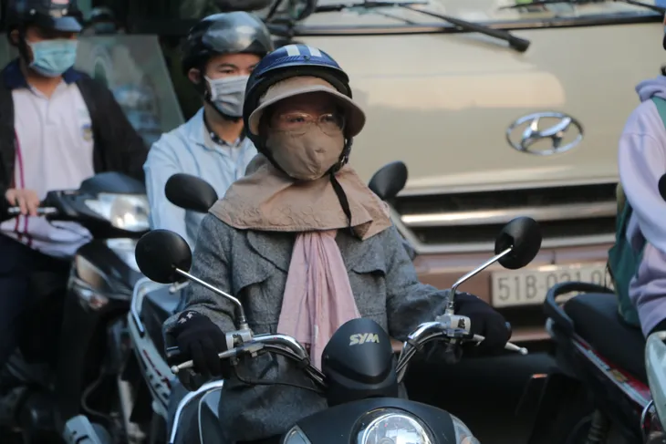 TP Hồ Chí Minh trở lạnh, nhiều người mặc áo ấm khi ra đường - Ảnh 4. TP Hồ Chí Minh trở lạnh, nhiều người mặc áo ấm khi ra đường - Ảnh 4.