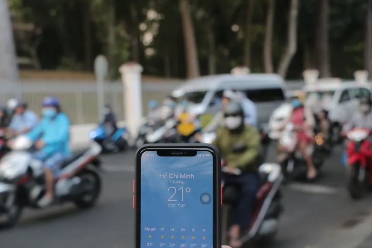 TP Hồ Chí Minh trở lạnh, nhiều người mặc áo ấm khi ra đường - Ảnh 6. TP Hồ Chí Minh trở lạnh, nhiều người mặc áo ấm khi ra đường - Ảnh 6.