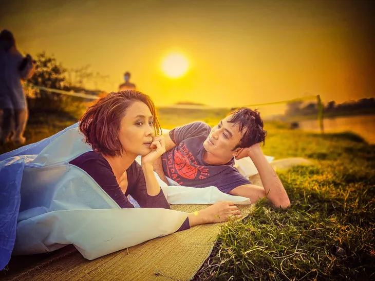 Lộ ảnh Hướng dương ngược nắng: Phúc (Quốc Đam) trở thành nam chính, cùng với Minh Châu (Hồng Diễm) là một đôi về sau? - Ảnh 5. Lộ ảnh Hướng dương ngược nắng: Phúc (Quốc Đam) trở thành nam chính, cùng với Minh Châu (Hồng Diễm) là một đôi về sau? - Ảnh 5.
