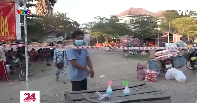 Phiên chợ đặc biệt trên chiếc bàn đặt giữa đường biên giới - Ảnh 1. Phiên chợ đặc biệt trên chiếc bàn đặt giữa đường biên giới - Ảnh 1.