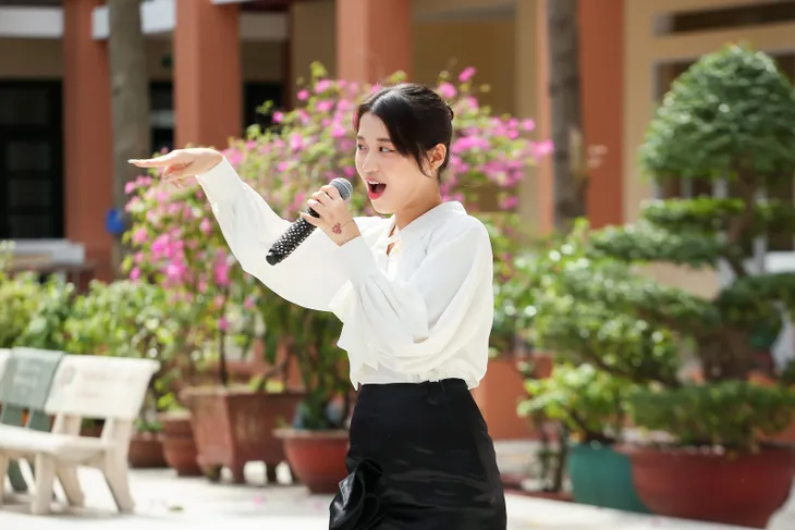 Han Sara hát Tớ thích cậu cỗ vũ nam sinh tỏ tình, Lê Lộc tiết lộ bí mật động thời đi học - Ảnh 8. Han Sara hát Tớ thích cậu cỗ vũ nam sinh tỏ tình, Lê Lộc tiết lộ bí mật động thời đi học - Ảnh 8.