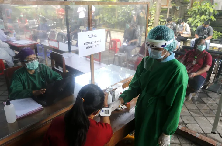 Indonesia ưu tiên tiêm vaccine COVID-19 cho người có tầm ảnh hưởng - Ảnh 2. Indonesia ưu tiên tiêm vaccine COVID-19 cho người có tầm ảnh hưởng - Ảnh 2.