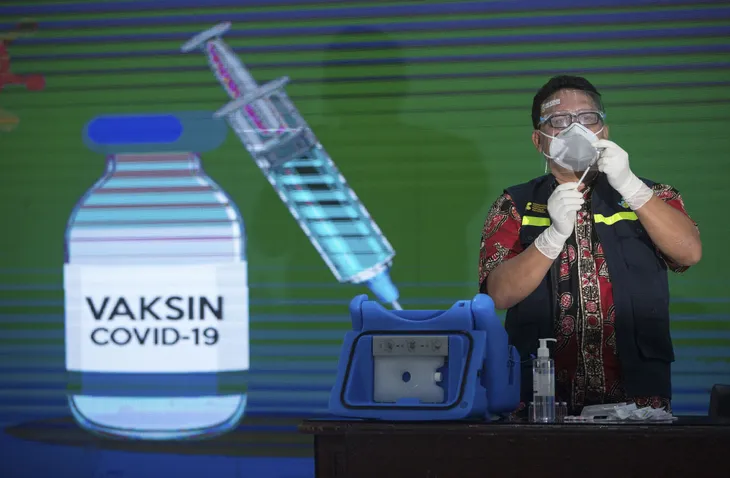 Indonesia ưu tiên tiêm vaccine COVID-19 cho người có tầm ảnh hưởng - Ảnh 1. Indonesia ưu tiên tiêm vaccine COVID-19 cho người có tầm ảnh hưởng - Ảnh 1.