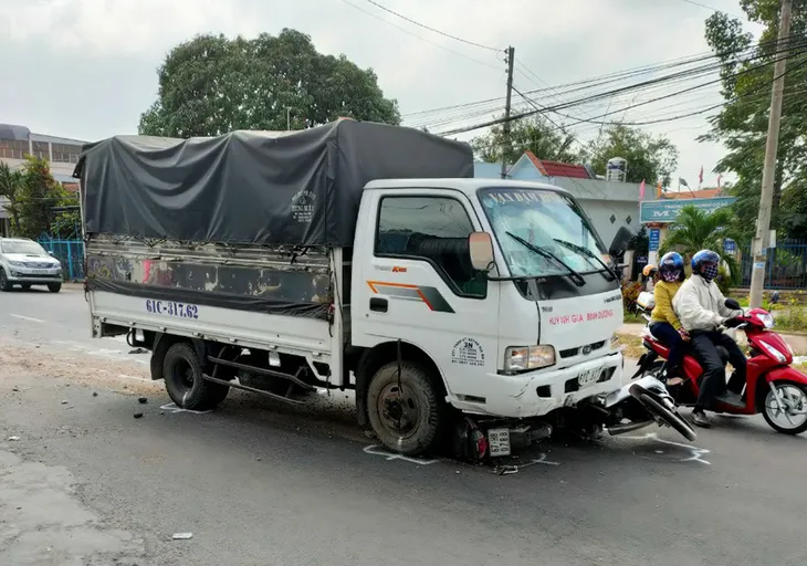 Ngủ gật, tài xế xe tải mất lái đâm 6 người - Ảnh 1. Ngủ gật, tài xế xe tải mất lái đâm 6 người - Ảnh 1.