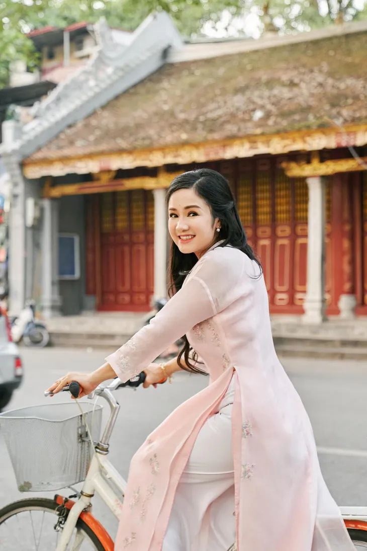 Nhan sắc đời thường trẻ đẹp của bà Cúc Hướng dương ngược nắng - Ảnh 6. Nhan sắc đời thường trẻ đẹp của bà Cúc Hướng dương ngược nắng - Ảnh 6.