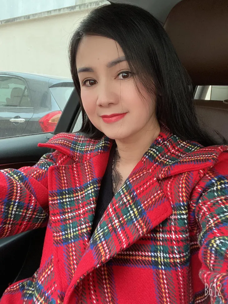 Nhan sắc đời thường trẻ đẹp của bà Cúc Hướng dương ngược nắng - Ảnh 5. Nhan sắc đời thường trẻ đẹp của bà Cúc Hướng dương ngược nắng - Ảnh 5.