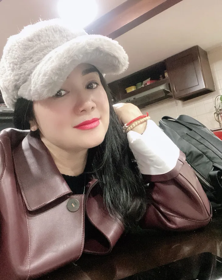 Nhan sắc đời thường trẻ đẹp của bà Cúc Hướng dương ngược nắng - Ảnh 12. Nhan sắc đời thường trẻ đẹp của bà Cúc Hướng dương ngược nắng - Ảnh 12.