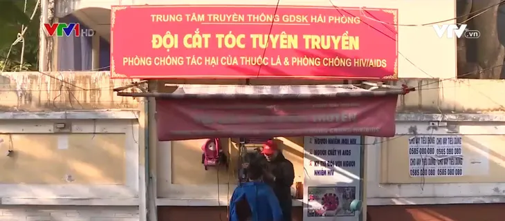Quán cắt tóc tư vấn bỏ thuốc lá - Ảnh 1.