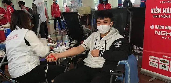 Hàng nghìn tình nguyện viên tham gia hiến máu Chủ nhật Đỏ - Ảnh 3. Hàng nghìn tình nguyện viên tham gia hiến máu Chủ nhật Đỏ - Ảnh 3.