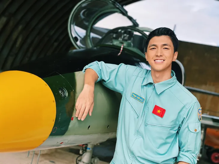 Diễn viên Bình An thích thú khi vào vai phi công trong phim Tết - Ảnh 1. Diễn viên Bình An thích thú khi vào vai phi công trong phim Tết - Ảnh 1.