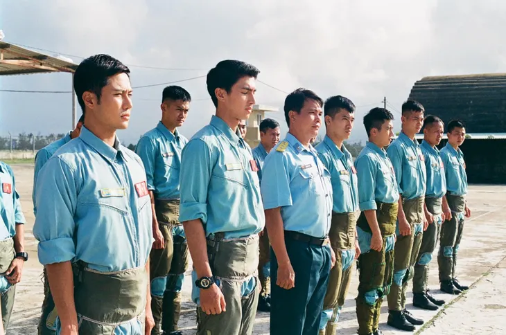 Diễn viên Bình An thích thú khi vào vai phi công trong phim Tết - Ảnh 6. Diễn viên Bình An thích thú khi vào vai phi công trong phim Tết - Ảnh 6.