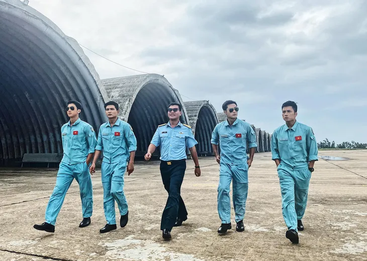 Diễn viên Bình An thích thú khi vào vai phi công trong phim Tết - Ảnh 7. Diễn viên Bình An thích thú khi vào vai phi công trong phim Tết - Ảnh 7.