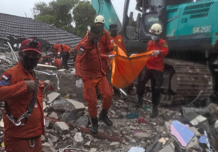 Động đất ở Indonesia: 73 người thiệt mạng, mưa lớn cản trở công tác tìm kiếm cứu nạn - Ảnh 1. Động đất ở Indonesia: 73 người thiệt mạng, mưa lớn cản trở công tác tìm kiếm cứu nạn - Ảnh 1.