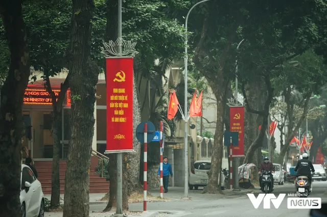 Thủ đô trang hoàng cờ hoa mừng Đại hội lần thứ XIII của Đảng - Ảnh 2. Thủ đô trang hoàng cờ hoa mừng Đại hội lần thứ XIII của Đảng - Ảnh 2.