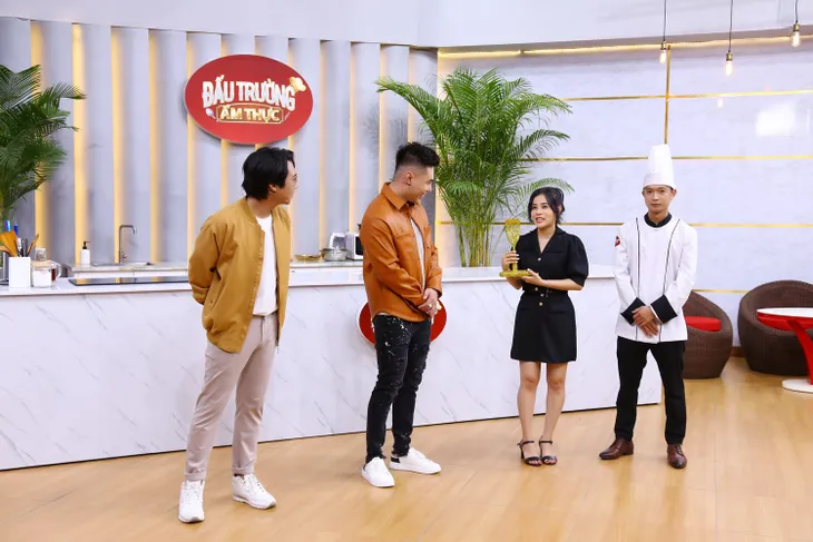 Lê Dương Bảo Lâm phản ứng với chiến thắng gây tranh cãi của Cẩm Hò tại Đấu trường ẩm thực - Ảnh 5. Lê Dương Bảo Lâm phản ứng với chiến thắng gây tranh cãi của Cẩm Hò tại Đấu trường ẩm thực - Ảnh 5.