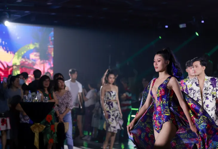 Bộ sưu tập Tropicana tái xuất tại Stars by Night Party - Ảnh 2. Bộ sưu tập Tropicana tái xuất tại Stars by Night Party - Ảnh 2.