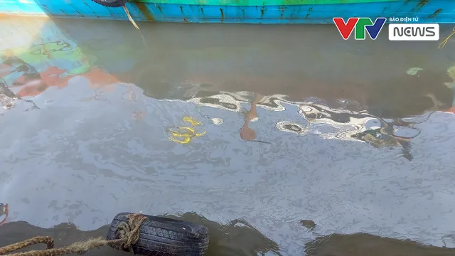Chìm tàu chở dầu tại cảng cá Quỳnh Phương, Nghệ An - Ảnh 2. Chìm tàu chở dầu tại cảng cá Quỳnh Phương, Nghệ An - Ảnh 2.