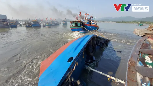 Chìm tàu chở dầu tại cảng cá Quỳnh Phương, Nghệ An - Ảnh 1. Chìm tàu chở dầu tại cảng cá Quỳnh Phương, Nghệ An - Ảnh 1.